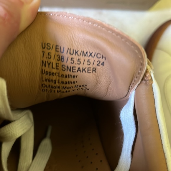 🎁Gentle Souls NYLE genuine leather sneakers by Kenneth Cole. + free gift 🎁 - Picture 8 of 9